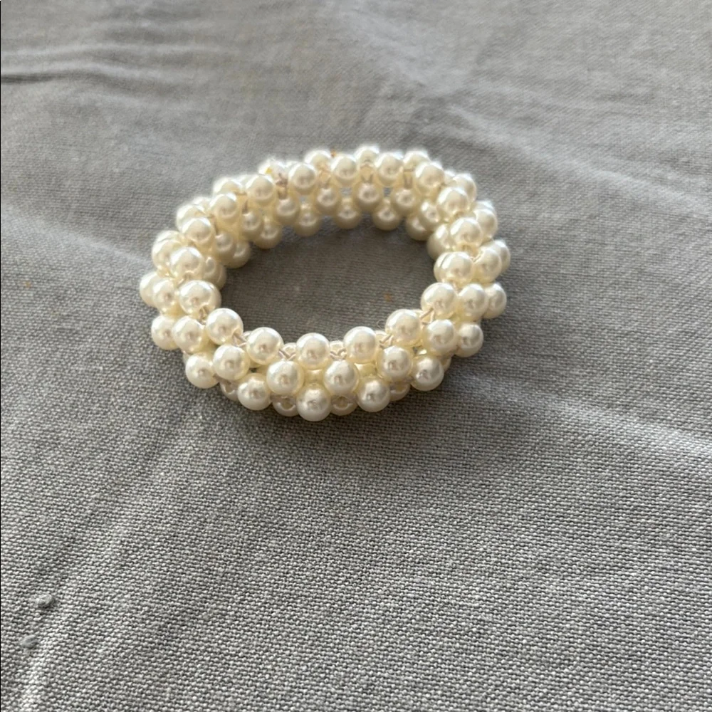 Elegant Gold and Cream Jewelry Set